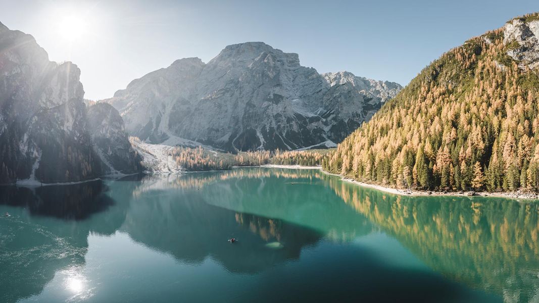 Lago di Braies con acqua turchese e montagne riflesse nella superficie